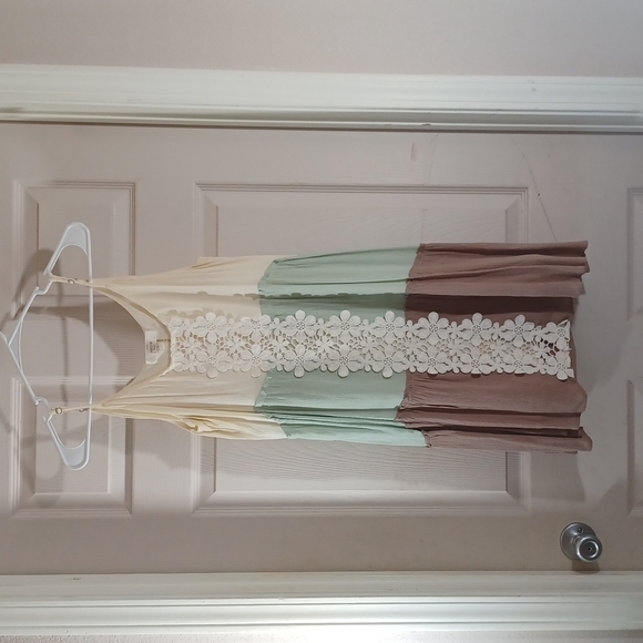 entro Dresses & Skirts - Entro LARGE 3 COLORBLOCK DRESS WITH LINER AND LACE